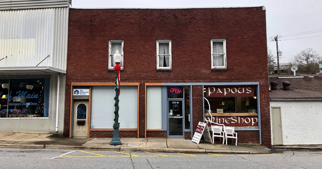 顧客1,500人・スタッフ10名のネイルサロンを200万円で承継。行政書士が最優先にした条件