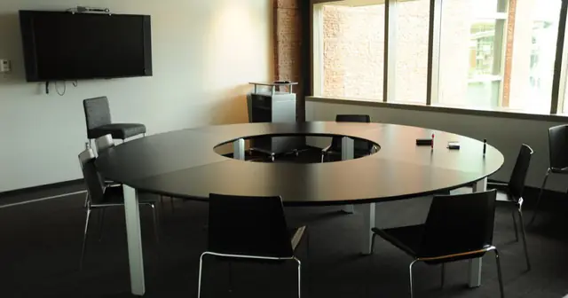 Boardroom Insiders、一人で始めた役員データベースが$5M ARR・$25Mで売却。「人力データ」の勝ち方